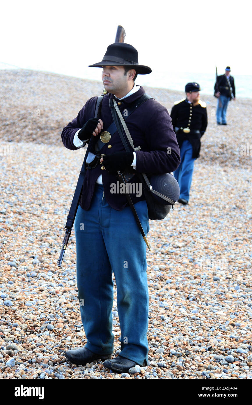 La guerra civile americana Unione soldato in uniforme permanente sulla spiaggia di ciottoli, Soskan rievocazione gruppo, Ottobre 2019 Foto Stock