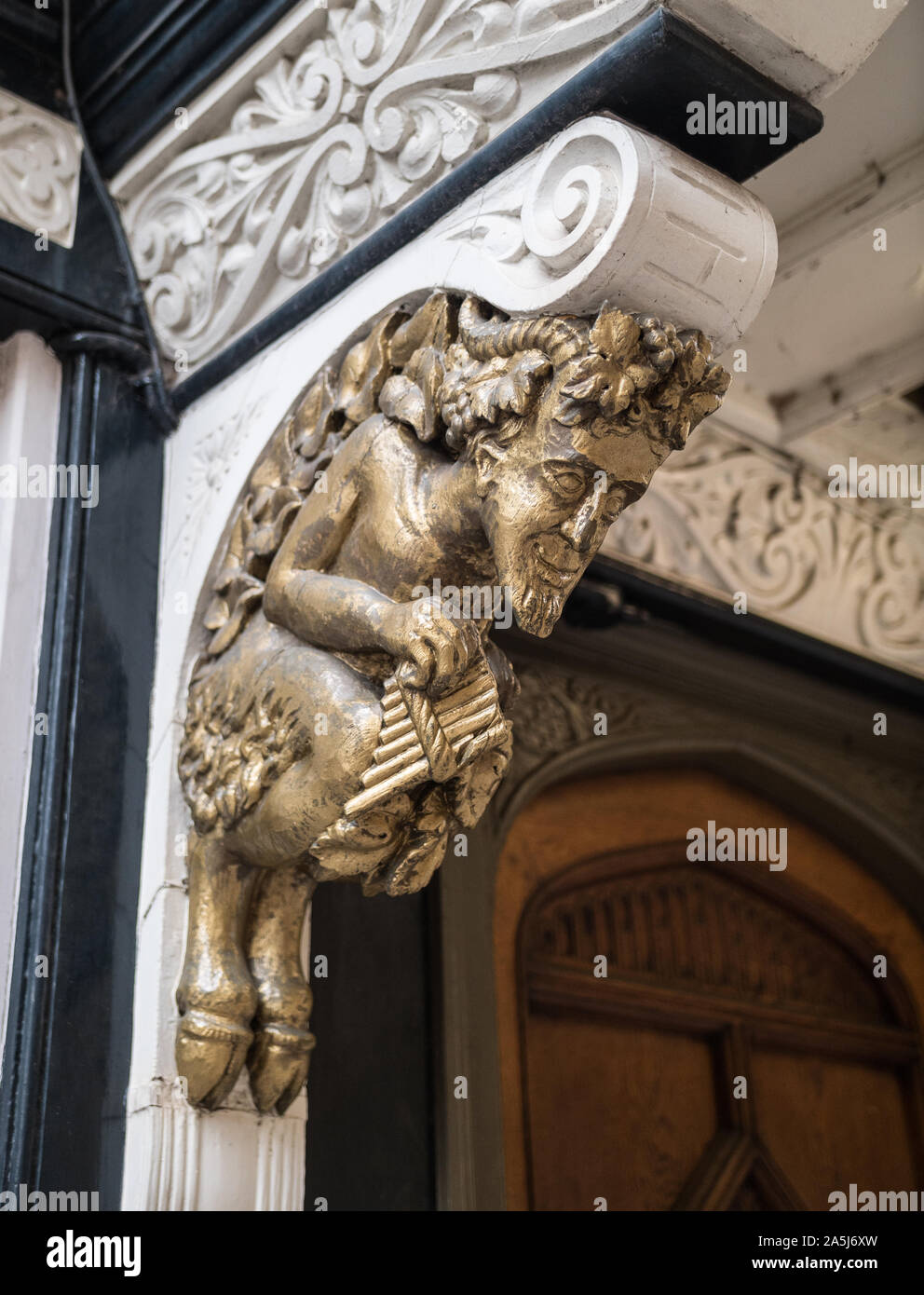 Fauno che supposedely ispirato C. S. Lewis per il carattere di Narnia il sig. Tumnus. Porta d'ingresso. Situato in St Mary's passaggio a Oxford (Regno Unito. Foto Stock
