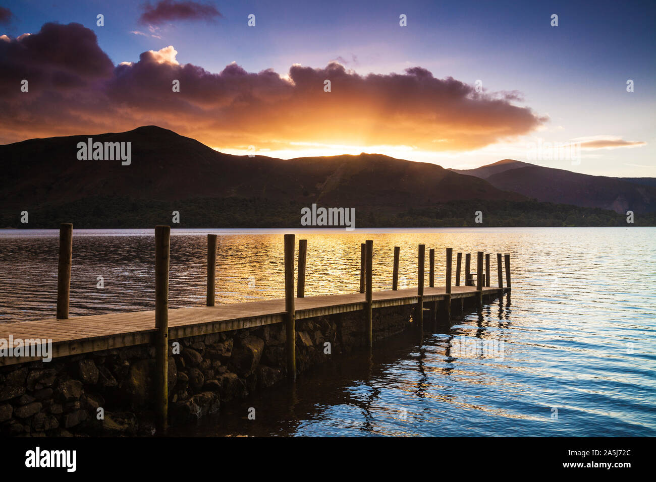 Tramonto sulla Derwent Water da Ashness imbarcadero, Lake District, Cumbria, England, Regno Unito Foto Stock