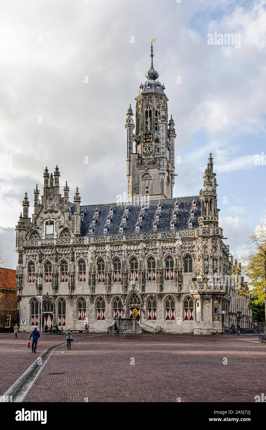 Middelburg, Paesi Bassi, Ottobre 9, 2019: vista sulla piazza del mercato verso la fine mdieval town hall Foto Stock