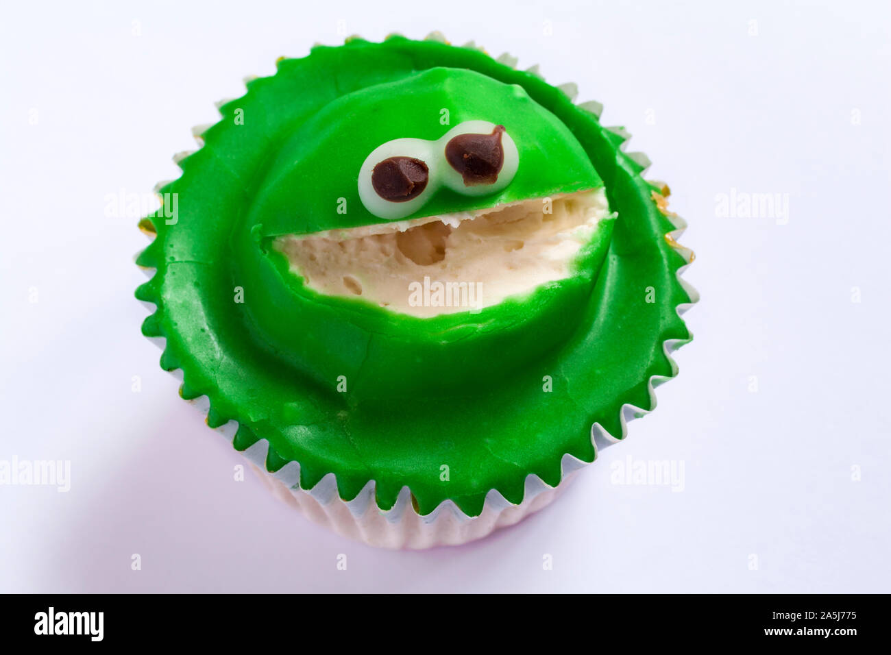 Rana verde cupcake cake isolati su sfondo bianco Foto Stock