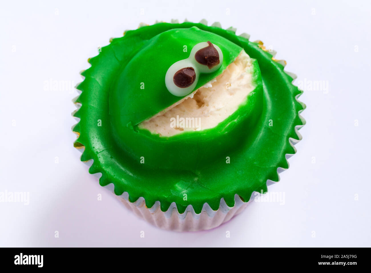 Rana verde cupcake cake isolati su sfondo bianco Foto Stock