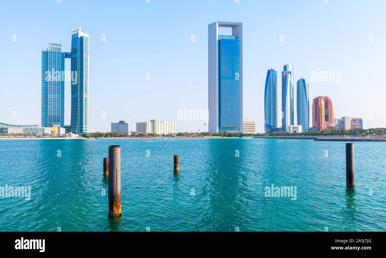 Abu Dhabi downtown, costiere cityscape, grattacieli torri sono sulla costa del mare Foto Stock