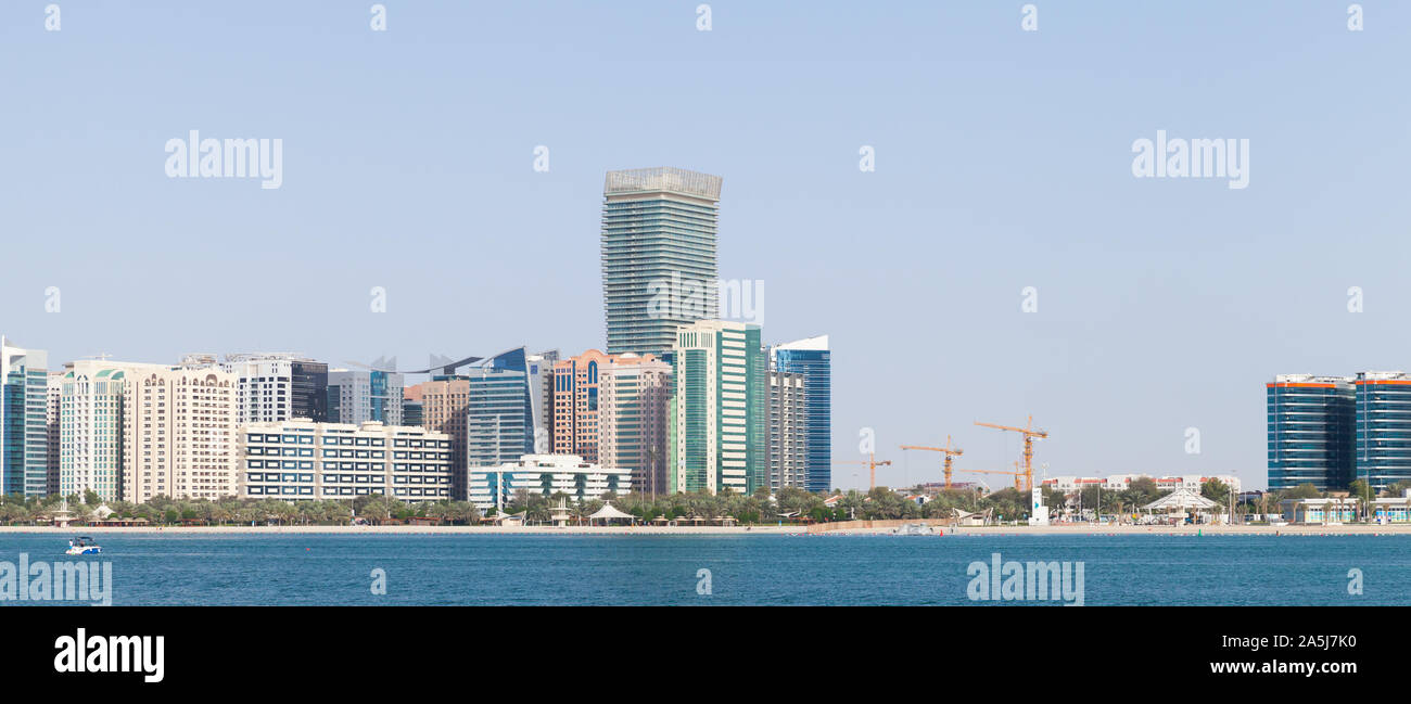 Abu Dhabi downtown. Paesaggio urbano costiero con alti e moderni blocchi di appartamenti Foto Stock