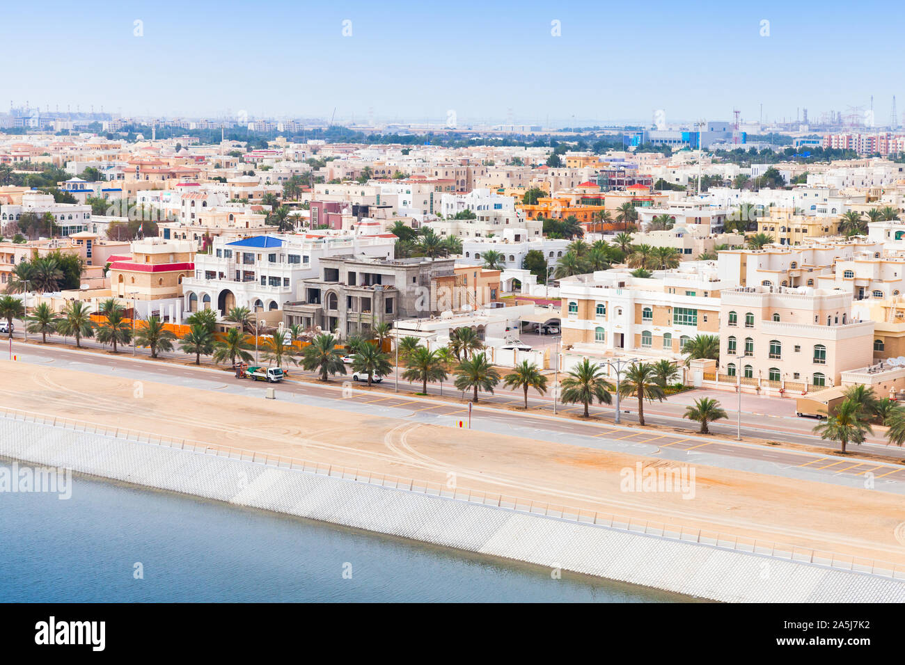 Abu Dhabi, bird eye view. Paesaggio urbano costiero con le tradizionali case di vita Foto Stock