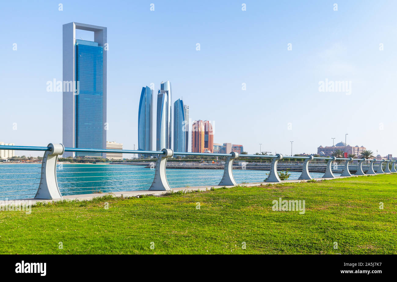 Abu Dhabi paesaggio urbano costiero con promenade ringhiere grattacieli su uno sfondo Foto Stock