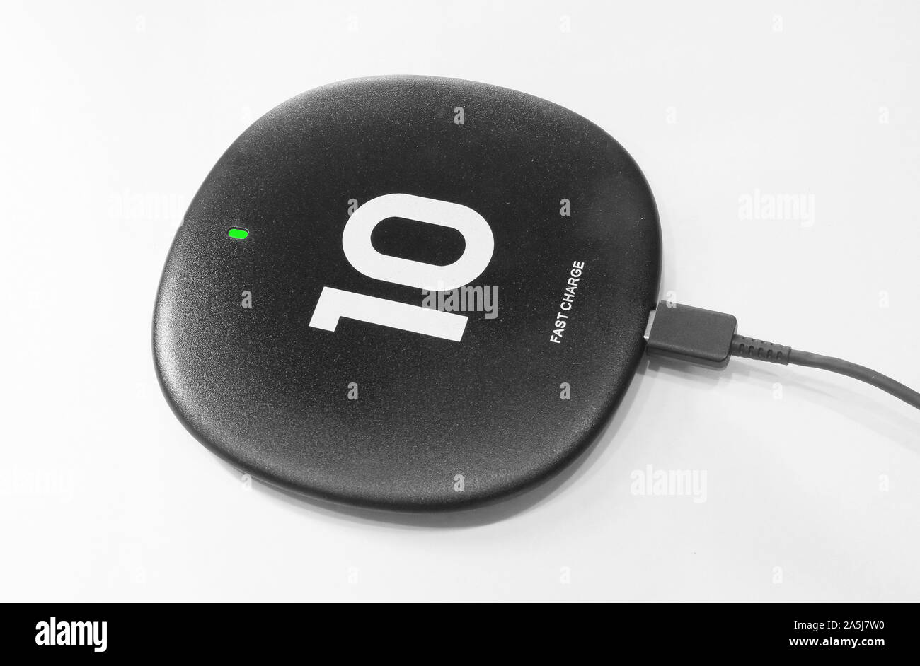 Caricabatterie per telefoni cellulari e smartphone utilizzando il principio della trasmissione senza fili di energia elettrica Foto Stock