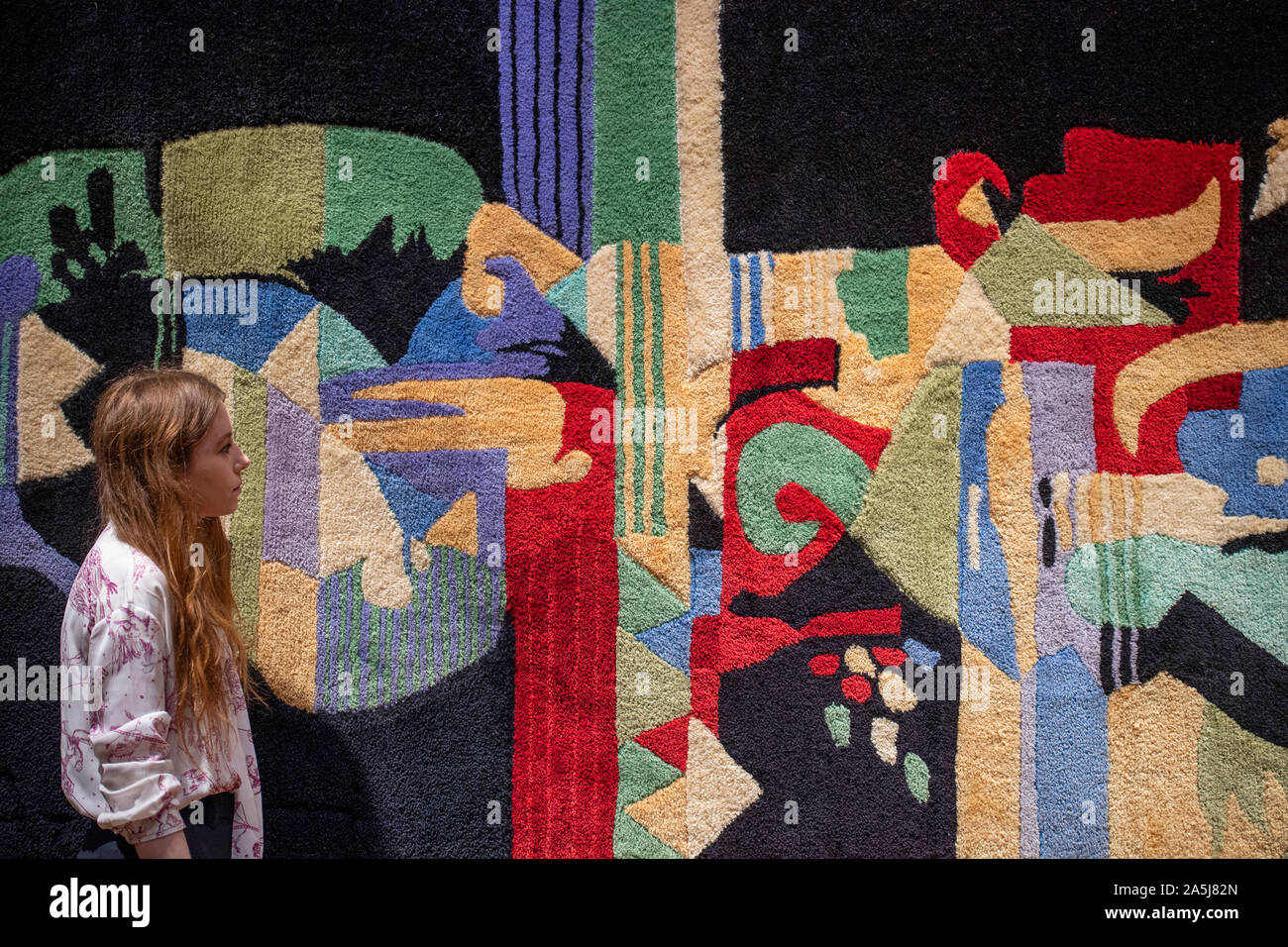 Bonhams, Londra, Regno Unito. Il 21 ottobre 2019. Islamici e indiani e di arte moderna e contemporanea e Centro Arte Orientale sulla vista in Bonhams prima della vendita su 22-23 ottobre. Immagine: Dia Azzawi (Iraq, nato nel 1939), omaggio a Baghdad. £10.000-15,000. Credito: Malcolm Park/Alamy Live News. Foto Stock