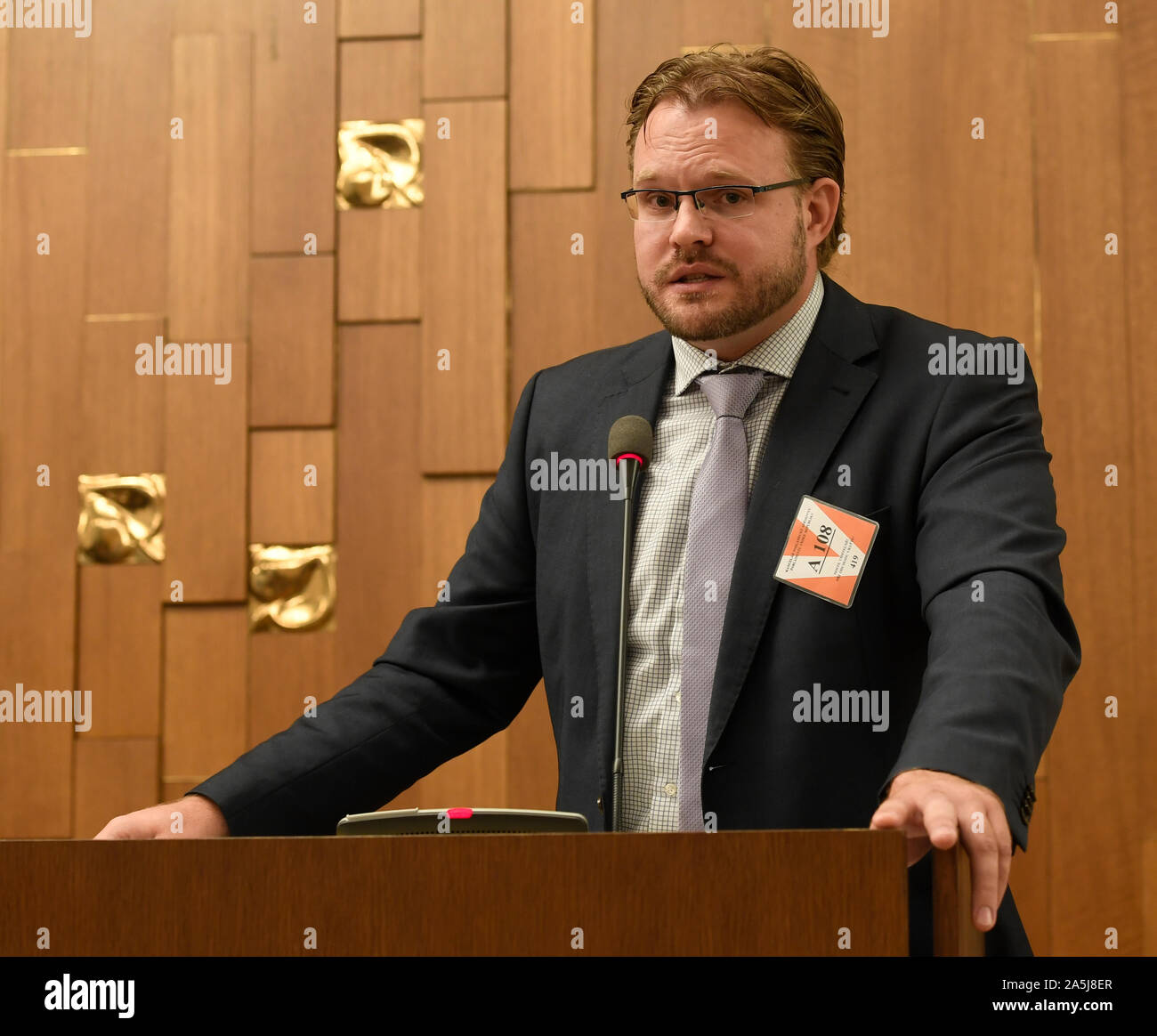 Praga, Repubblica Ceca. Xxi oct, 2019. Sergei Penchuk, un esperto in cyber security, assiste la seconda conferenza internazionale attuali minacce alla sicurezza concentrandosi su una selezione di forze militari, di sicurezza e politica estera aspetti, il 21 ottobre 2019, a Praga, Repubblica Ceca. Credito: Michal Krumphanzl/CTK foto/Alamy Live News Foto Stock