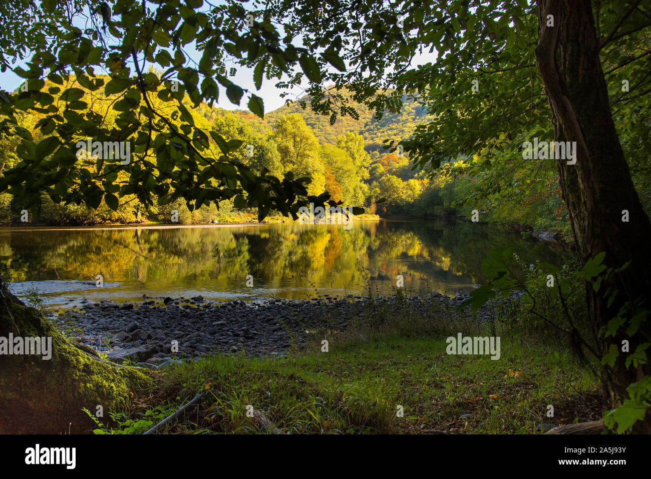 Il fiume Dordogna vicino a Beaulieu sur Dordogne in Francia Foto Stock