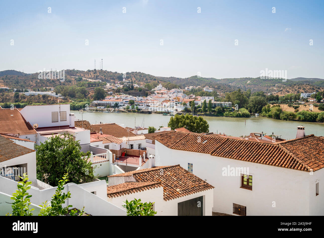 Vista di Alcoutim in Portogallo e a Sanlucar De Guadiana in Spagna, due villaggi in diversi paesi sulla riva opposta del fiume Guadiana Foto Stock
