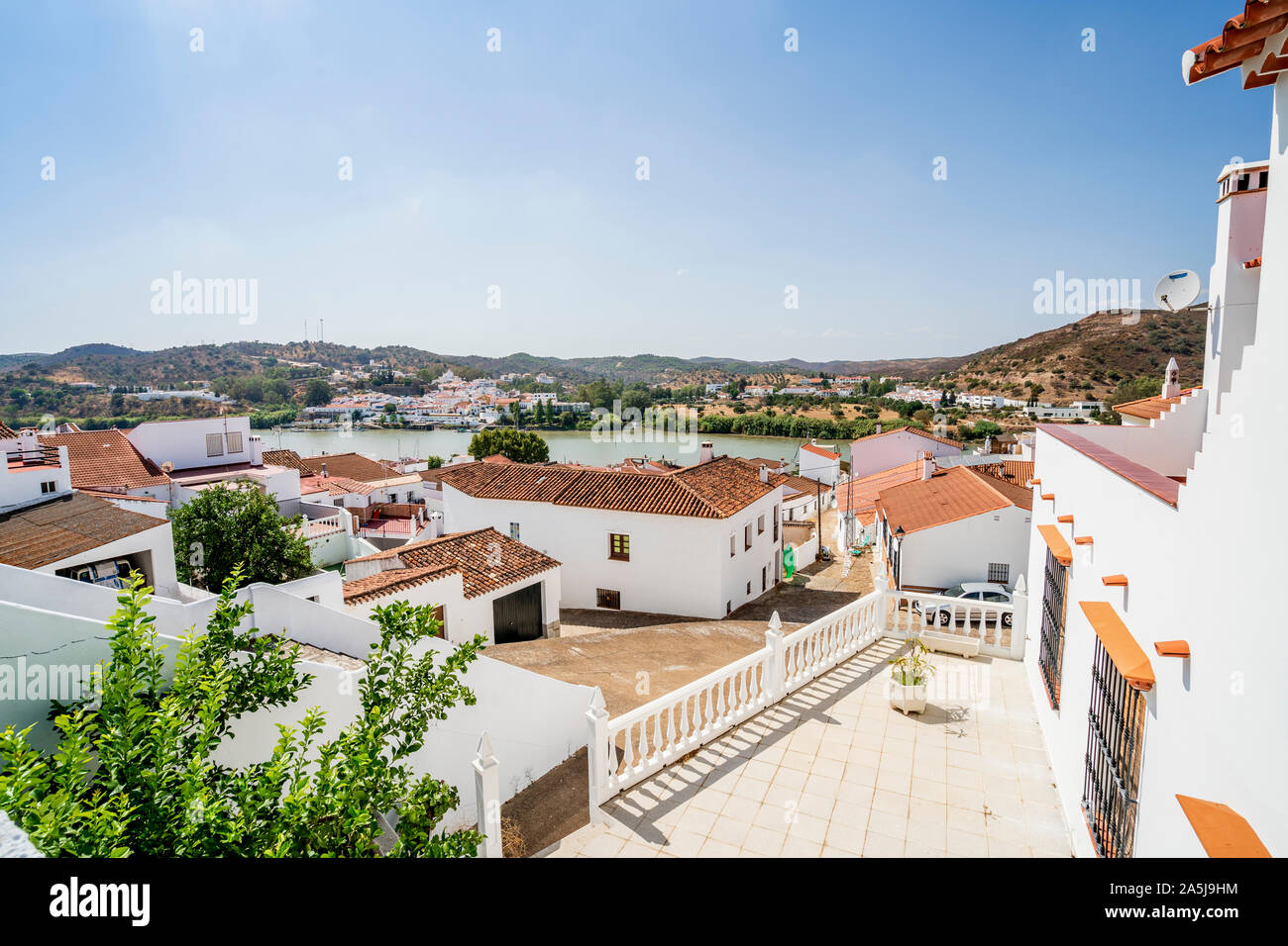 Vista di Alcoutim in Portogallo e a Sanlucar De Guadiana in Spagna, due villaggi in diversi paesi sulla riva opposta del fiume Guadiana Foto Stock