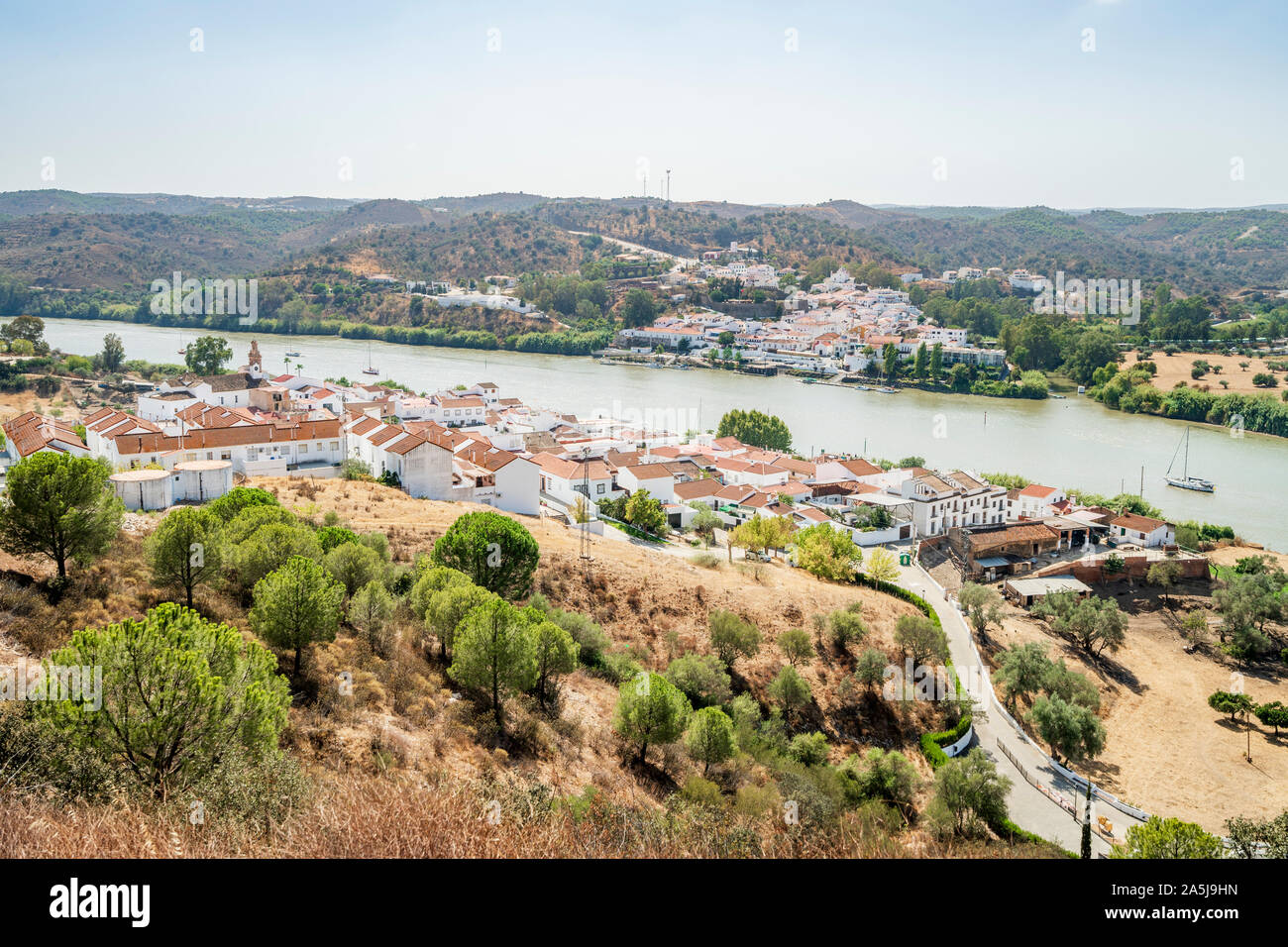 Vista di Alcoutim in Portogallo e a Sanlucar De Guadiana in Spagna, due villaggi in diversi paesi sulla riva opposta del fiume Guadiana Foto Stock