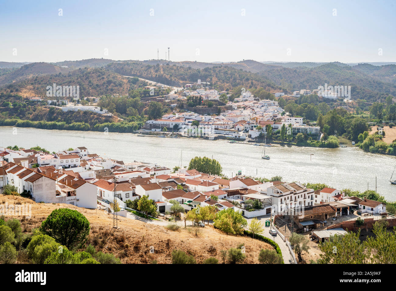 Vista di Alcoutim in Portogallo e a Sanlucar De Guadiana in Spagna, due villaggi in diversi paesi sulla riva opposta del fiume Guadiana Foto Stock