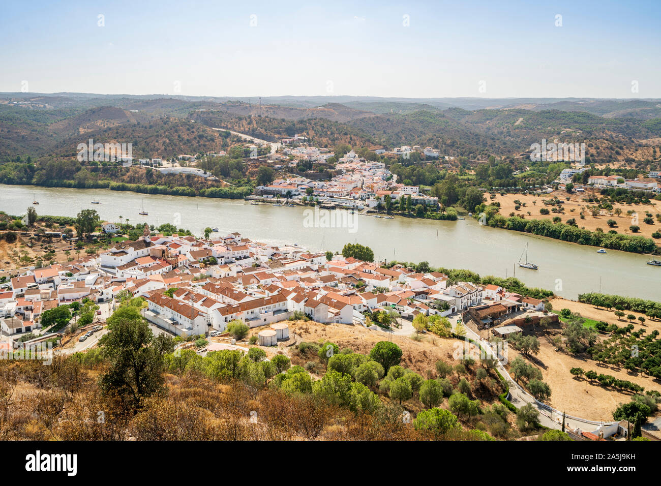 Vista di Alcoutim in Portogallo e a Sanlucar De Guadiana in Spagna, due villaggi in diversi paesi sulla riva opposta del fiume Guadiana Foto Stock
