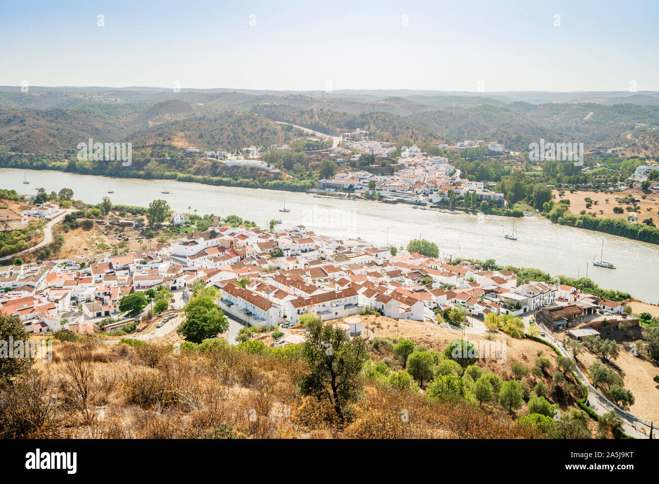 Vista di Alcoutim in Portogallo e a Sanlucar De Guadiana in Spagna, due villaggi in diversi paesi sulla riva opposta del fiume Guadiana Foto Stock