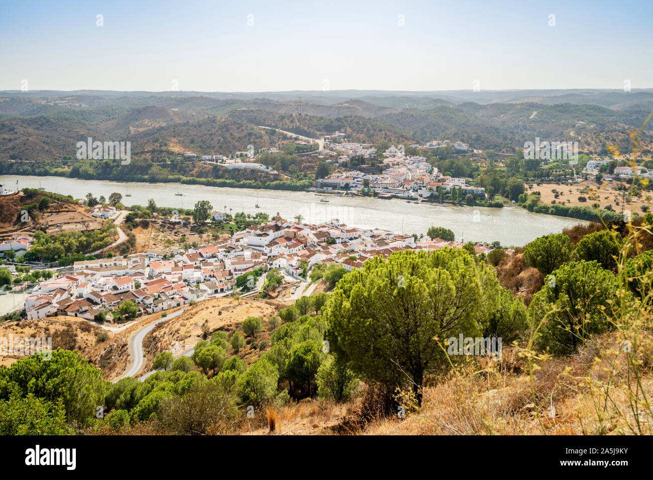 Vista di Alcoutim in Portogallo e a Sanlucar De Guadiana in Spagna, due villaggi in diversi paesi sulla riva opposta del fiume Guadiana Foto Stock