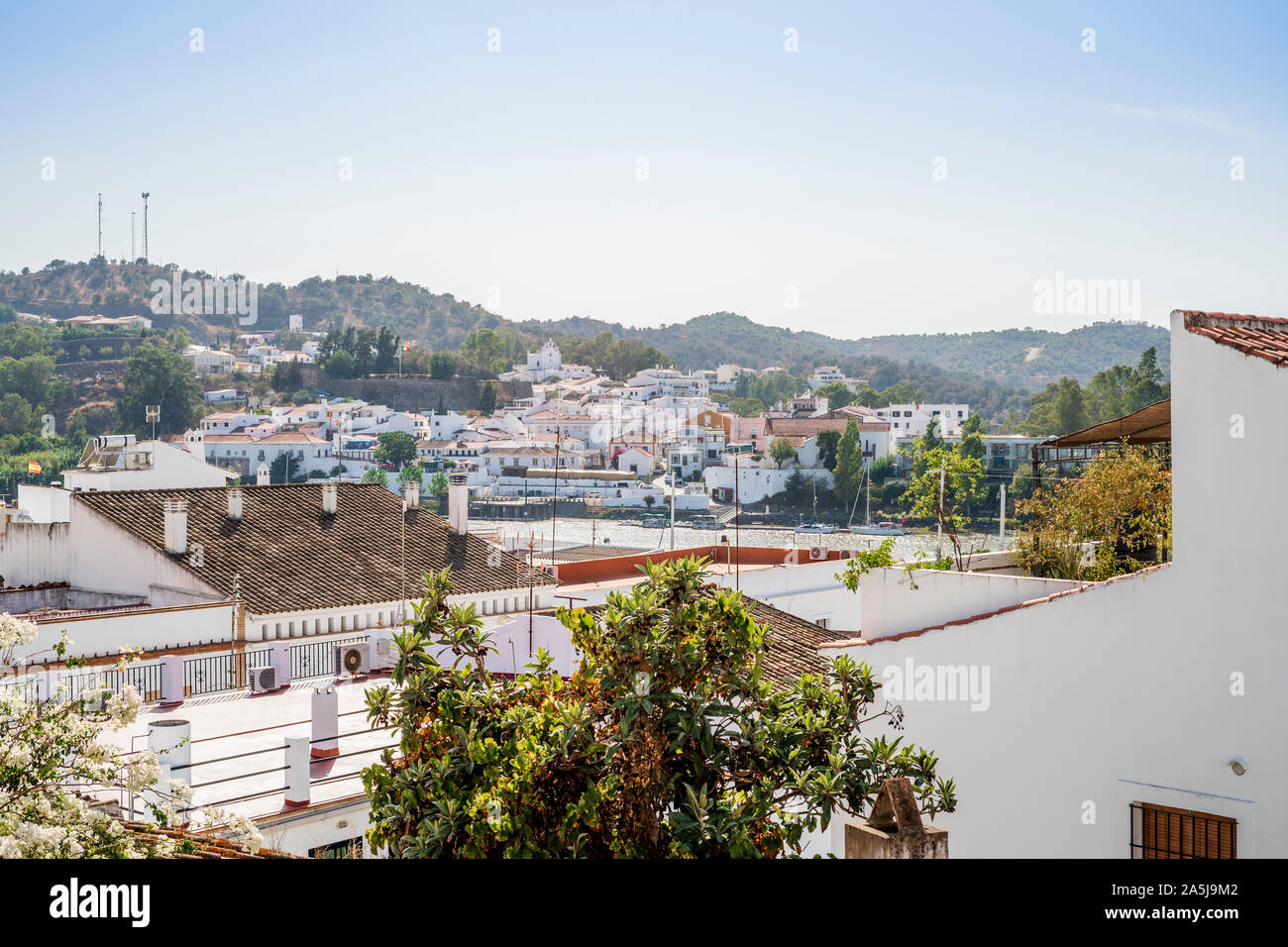 Vista di Alcoutim in Portogallo e a Sanlucar De Guadiana in Spagna, due villaggi in diversi paesi sulla riva opposta del fiume Guadiana Foto Stock