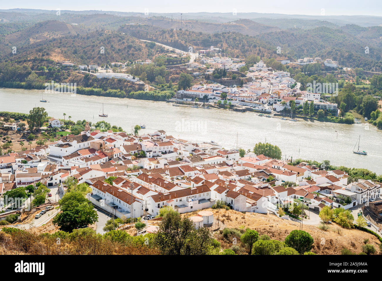 Vista di Alcoutim in Portogallo e a Sanlucar De Guadiana in Spagna, due villaggi in diversi paesi sulla riva opposta del fiume Guadiana Foto Stock