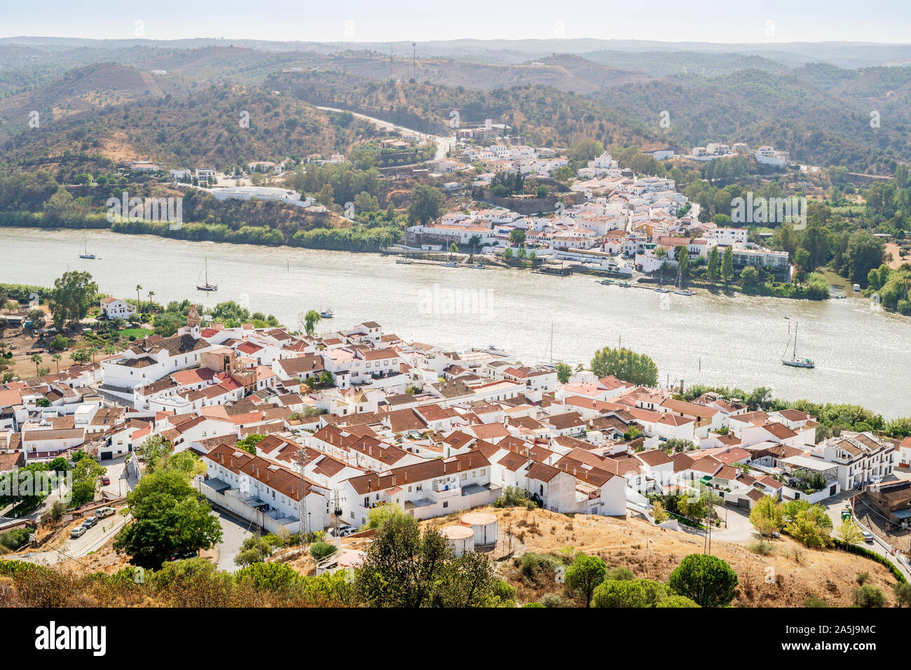 Vista di Alcoutim in Portogallo e a Sanlucar De Guadiana in Spagna, due villaggi in diversi paesi sulla riva opposta del fiume Guadiana Foto Stock