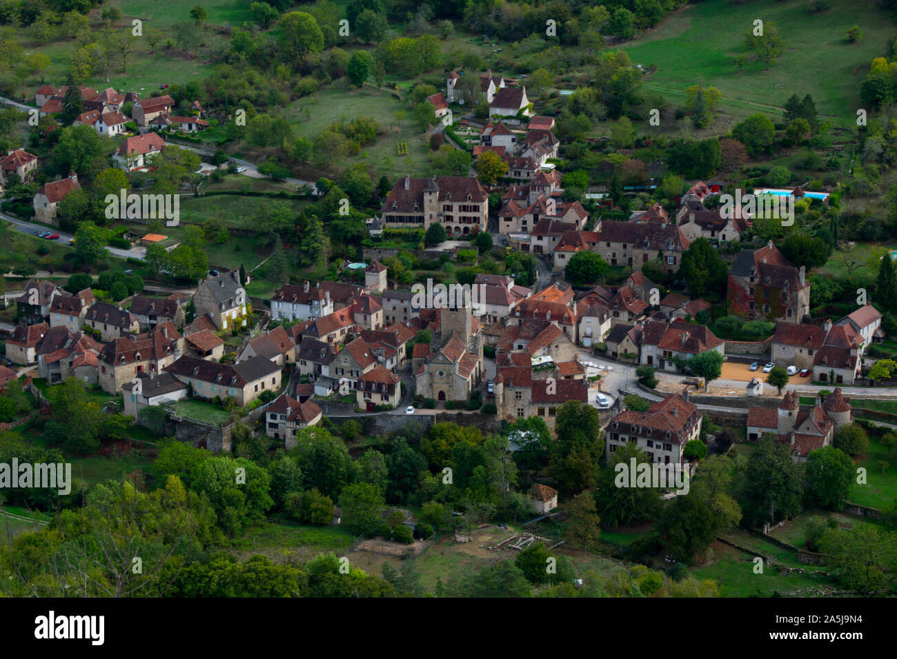 Vista del borgo medievale di Autoire e dintorni nella Valle della Dordogna in Francia Foto Stock
