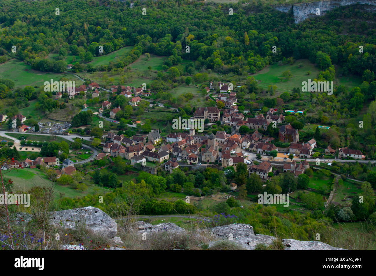 Vista del borgo medievale di Autoire e dintorni nella Valle della Dordogna in Francia Foto Stock