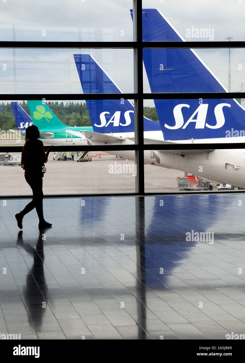 I viaggiatori d'aria all'aeroporto di Arlanda, terminale 5. In background aeromobile dalla compagnia aerea SAS Scandinavian Airlines.Photo Jeppe Gustafsson Foto Stock