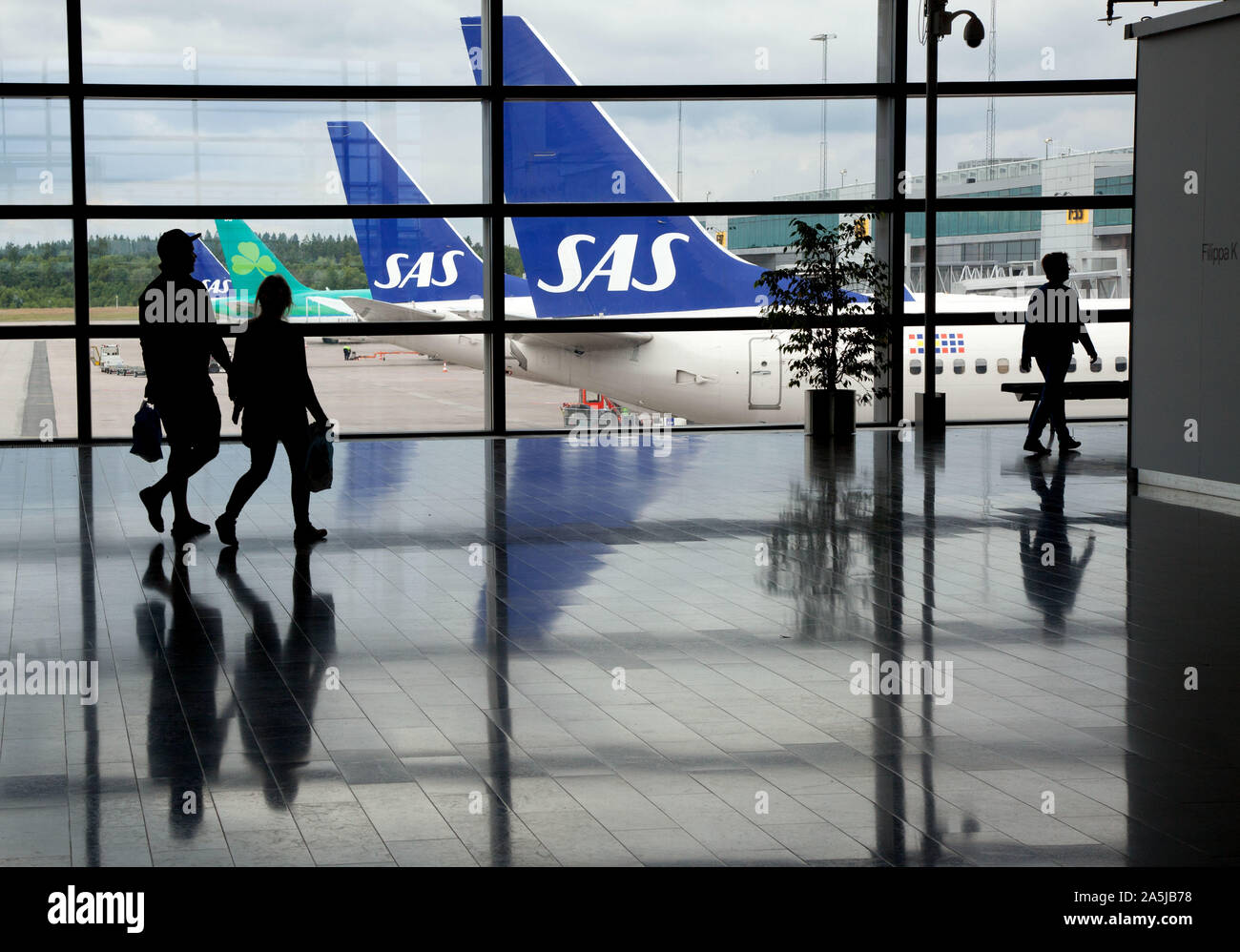 I viaggiatori d'aria all'aeroporto di Arlanda, terminale 5. In background aeromobile dalla compagnia aerea SAS Scandinavian Airlines.Photo Jeppe Gustafsson Foto Stock