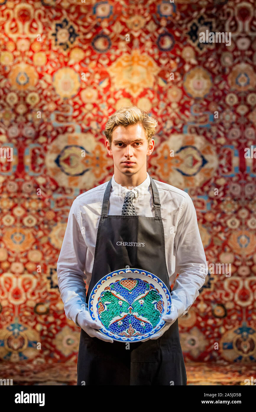 Westminster, Londra, Regno Unito. 21a Ott 2019. Un ceramiche di Iznik piatto, C1580, est £2-30,000, e uno degli enormi tappeti in arte islamica e mondi indiano vendita. Un'anteprima prima di Christie's Arte Islamica settimana sulle aste 23, 24 e 25 ottobre. Credito: Guy Bell/Alamy Live News Foto Stock