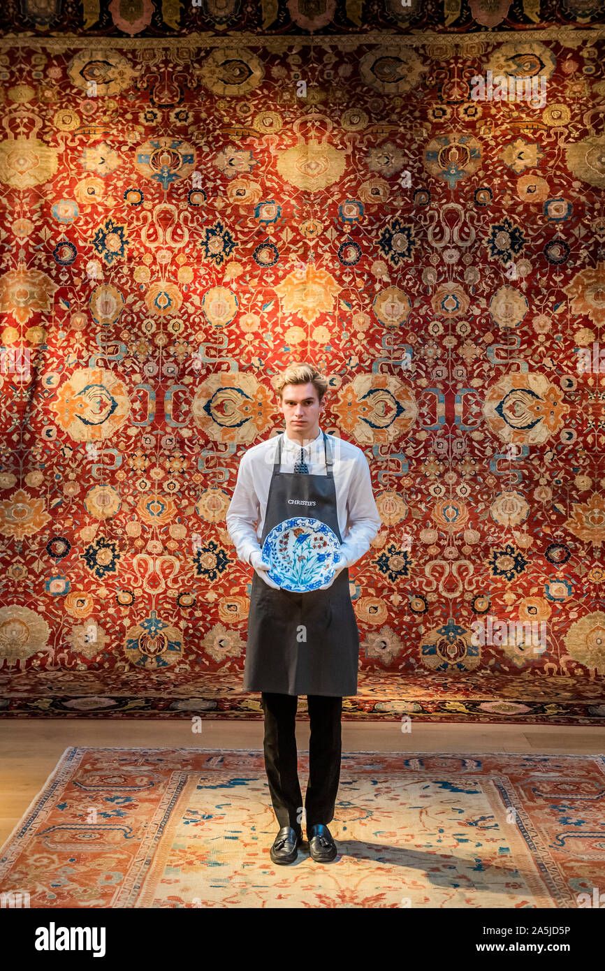 Westminster, Londra, Regno Unito. 21a Ott 2019. Un ceramiche di Iznik piatto, C1570, est £12-15,000, e uno degli enormi tappeti in arte islamica e mondi indiano vendita. Un'anteprima prima di Christie's Arte Islamica settimana sulle aste 23, 24 e 25 ottobre. Credito: Guy Bell/Alamy Live News Foto Stock