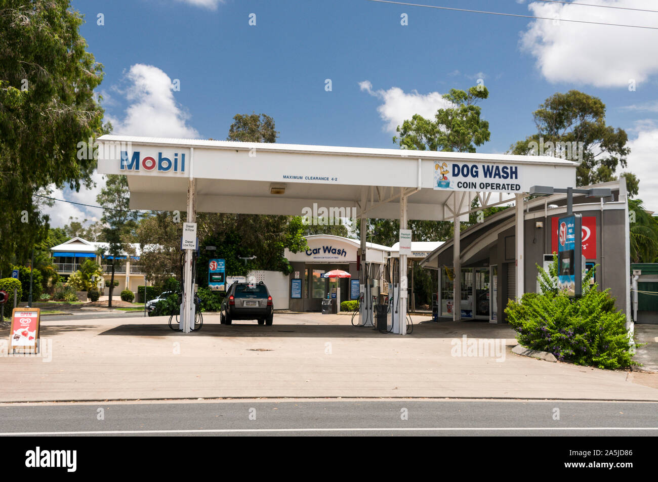 Un cane di Servizio di lavaggio in corrispondenza di una stazione di benzina in Noosaville accanto a teste di Noosa sulla Sunshine Coast in Queensland, Australia Foto Stock