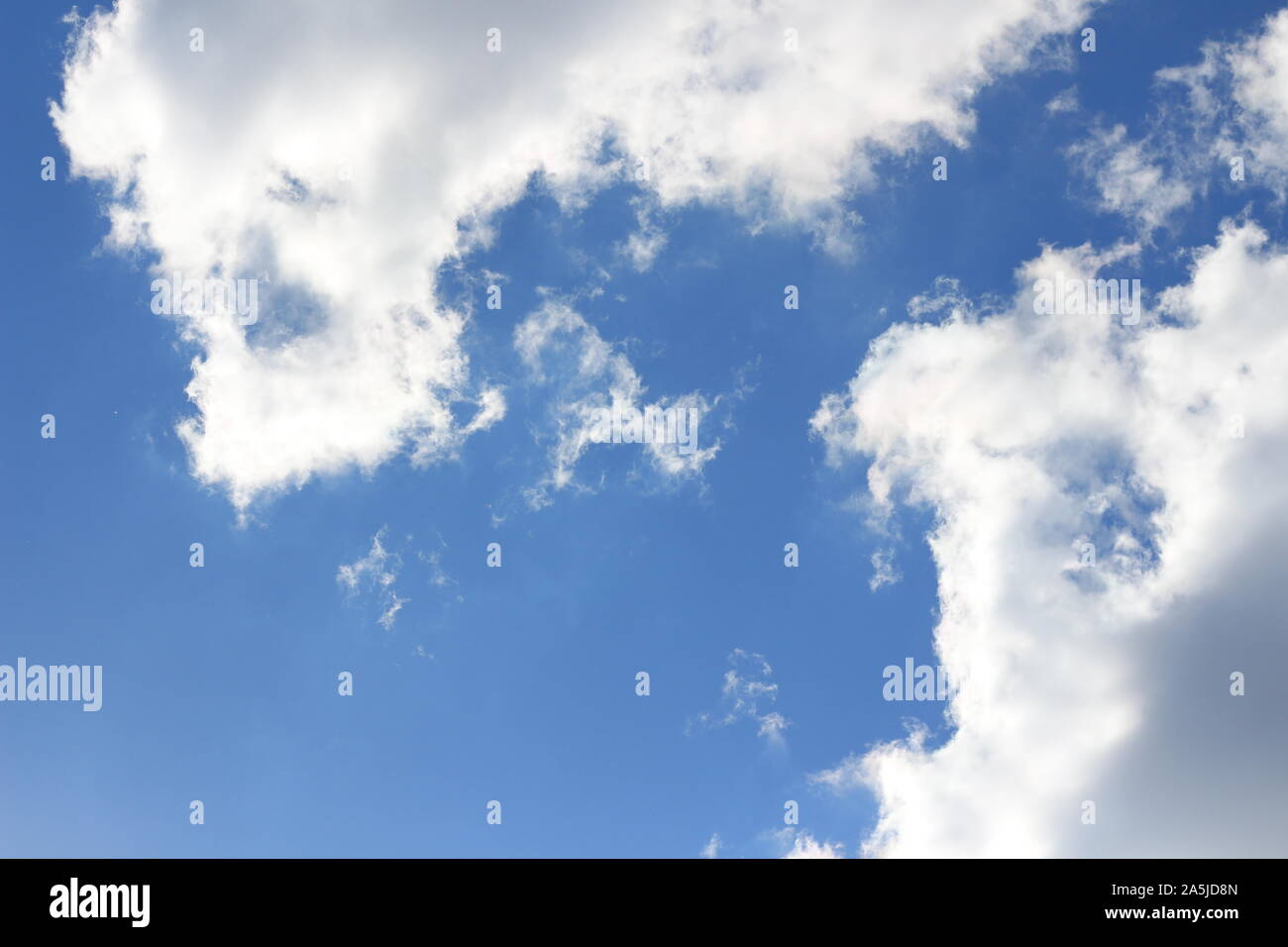 Il cielo blu con nuvole Foto Stock