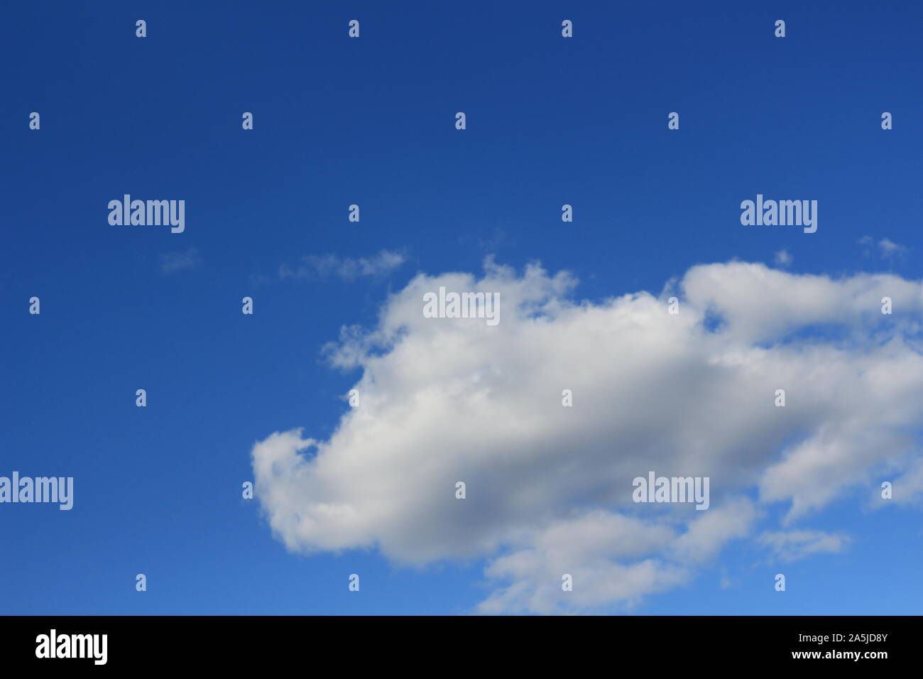 Il cielo blu con nuvole Foto Stock