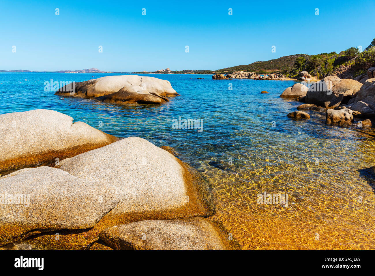 OROSEI, Italia - 21 settembre 2017: le particolari formazioni rocciose di Cala Ginepro spiaggia della Costa Smeralda, Sardegna, Italia, e le persone che hanno preso un b Foto Stock