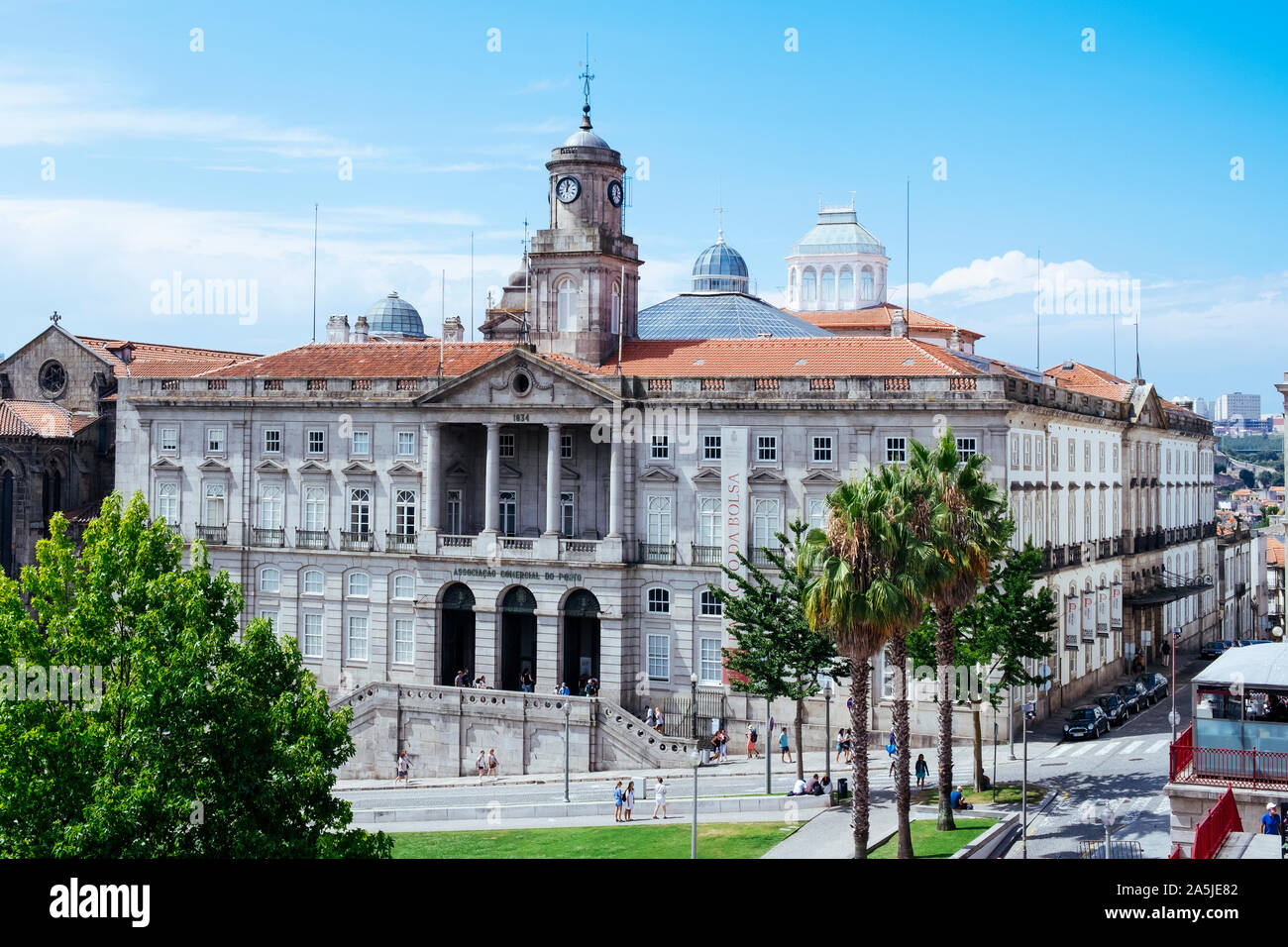 PORTO, Portogallo - 27 agosto 2018: una vista della facciata principale del Palacio da Bolsa, Borsa Palace nel Infante Dom Henrique Square, ho Foto Stock