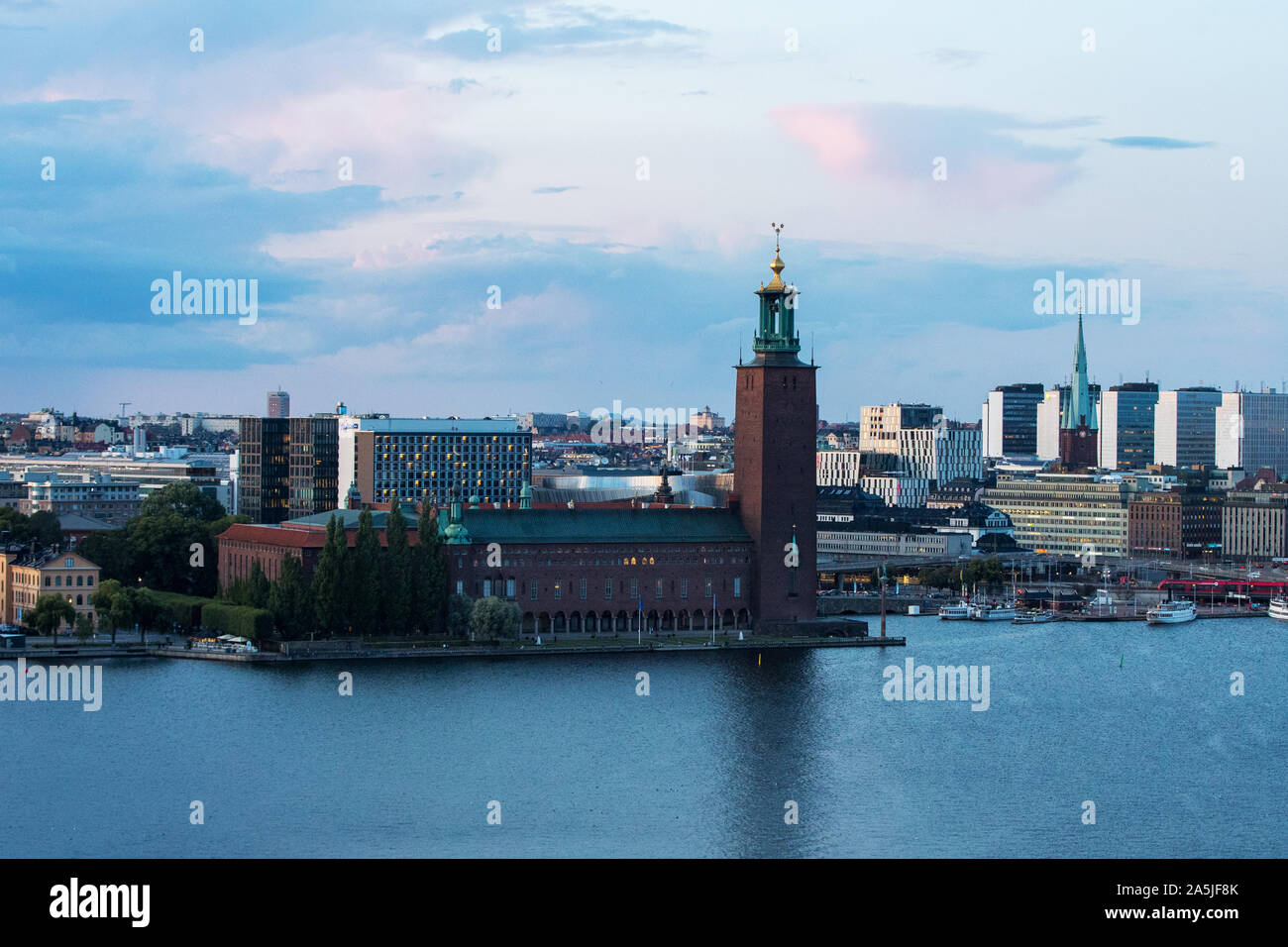 Al di sopra dello skyline di Stoccolma in Svezia e il municipio Foto Stock