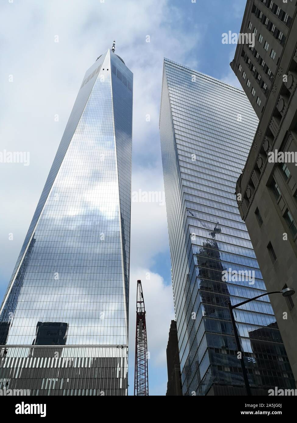 New York, Stati Uniti d'America. Undicesimo Sep, 2019. La One World Trade Center di Manhattan, registrati durante il XVIII anniversario dell'11 settembre 2001 attacchi terroristici. La One World Trade Center, abbreviato in 1 WTC (fino al marzo 2009 Libertà Torre), è un super grattacielo e l'edificio più alto di New York. Fu costruita dal 2006 al 2014 sul sito del World Trade Center, noto anche come Ground Zero, accanto al sito del World Trade Center distrutte da attacchi terroristici di settembre 11, 2001. Credito: Alexandra Schuler/dpa/Alamy Live News Foto Stock