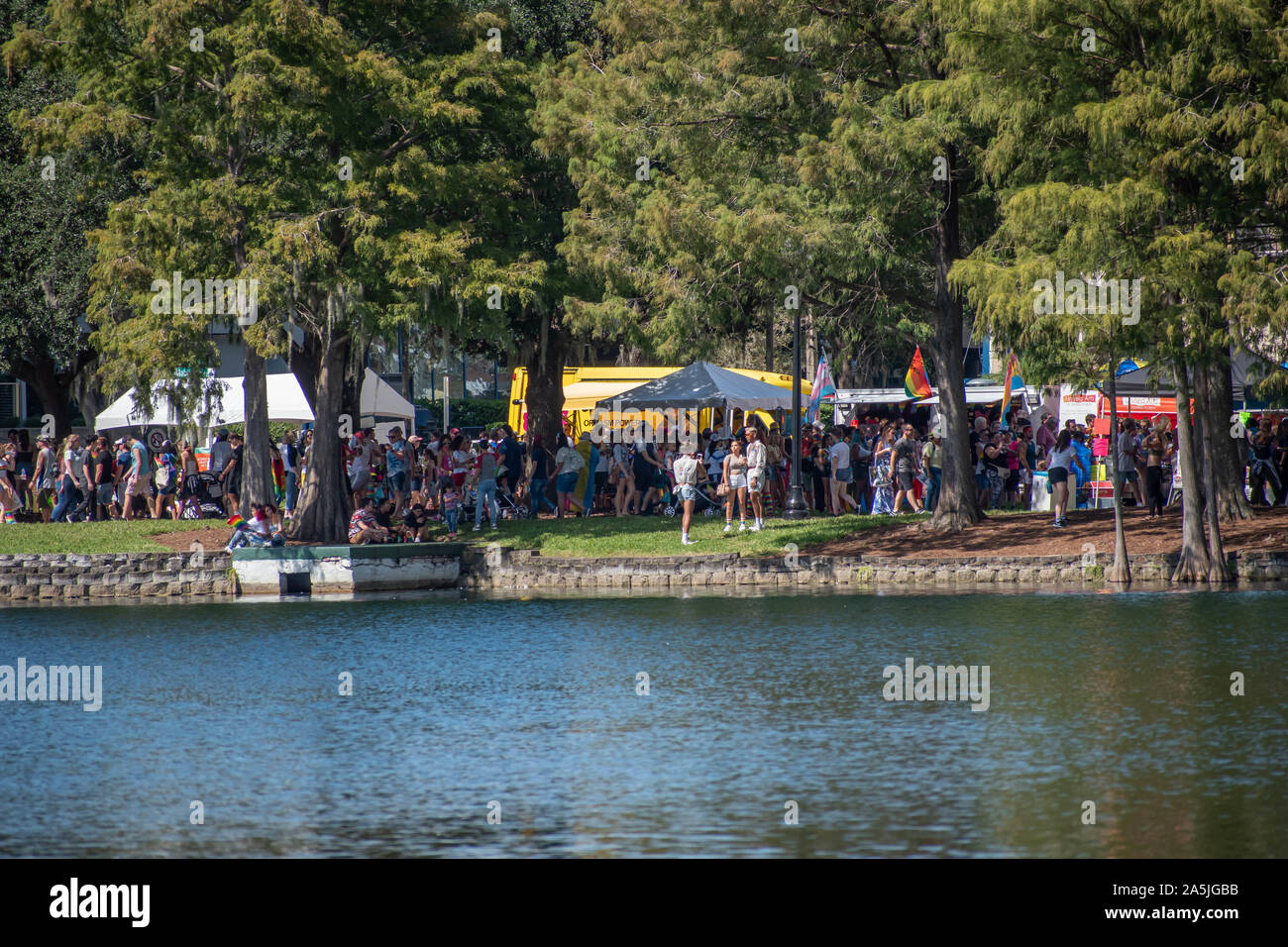 Orlando, Florida. Ottobre 12, 2019. Stand colorati nel dock sul lato venuto fuori con orgoglio parata di Orlando a Lake Eola Park area in downtown area Foto Stock