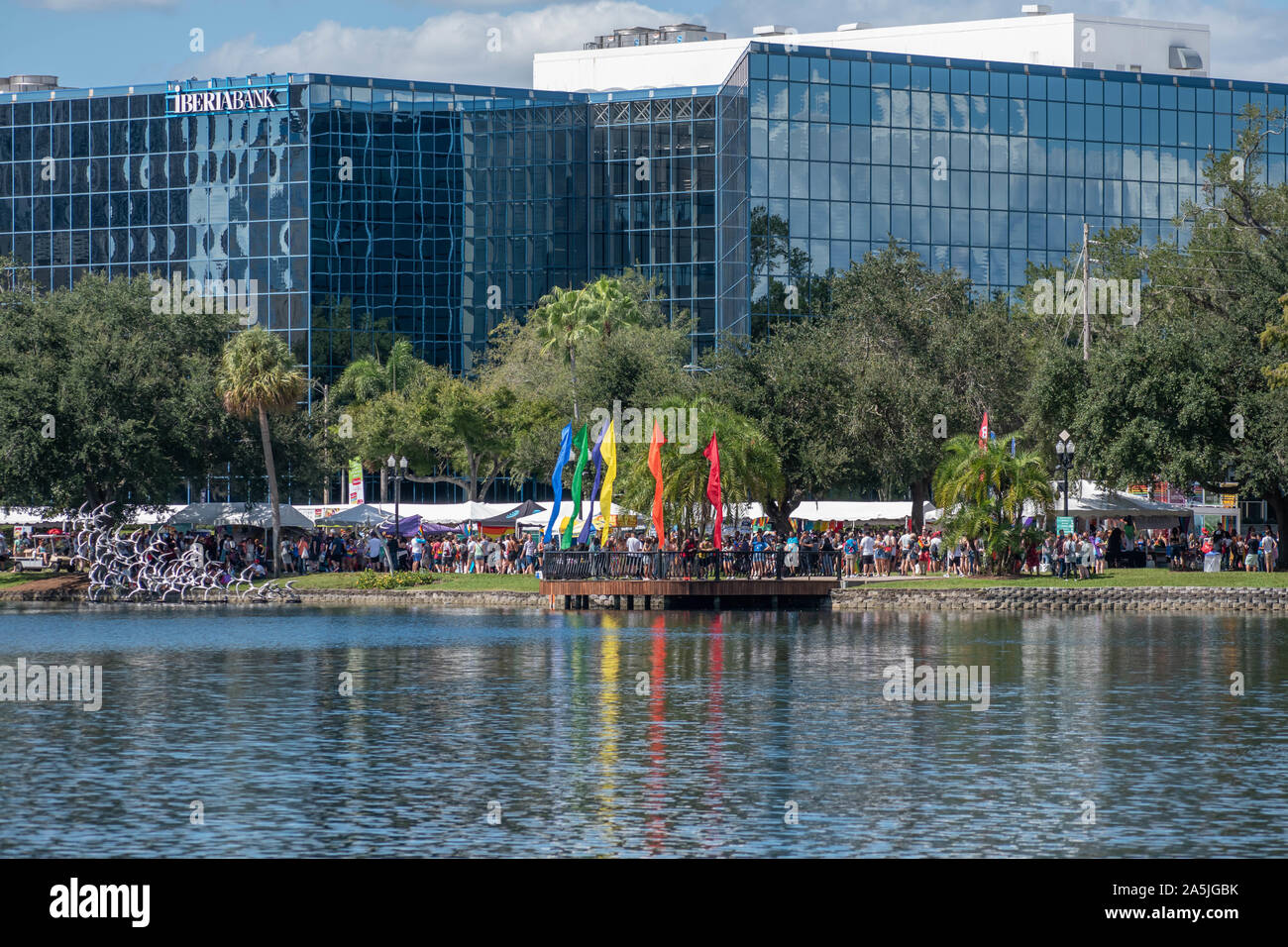 Orlando, Florida. Ottobre 12, 2019. Bandiere colorate nel dock sul lato venuto fuori con orgoglio parata di Orlando a Lake Eola Park area in downtown area Foto Stock