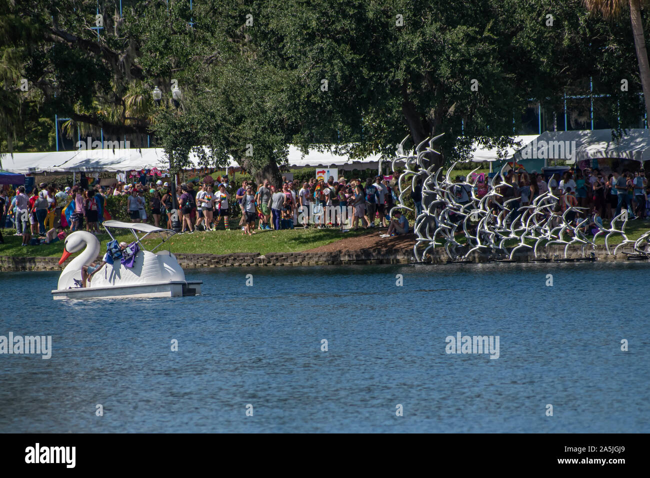 Orlando, Florida. Ottobre 12, 2019. La gente che camminava nel dock sul lato venuto fuori con orgoglio parata di Orlando a Lake Eola Park area in downtown area Foto Stock