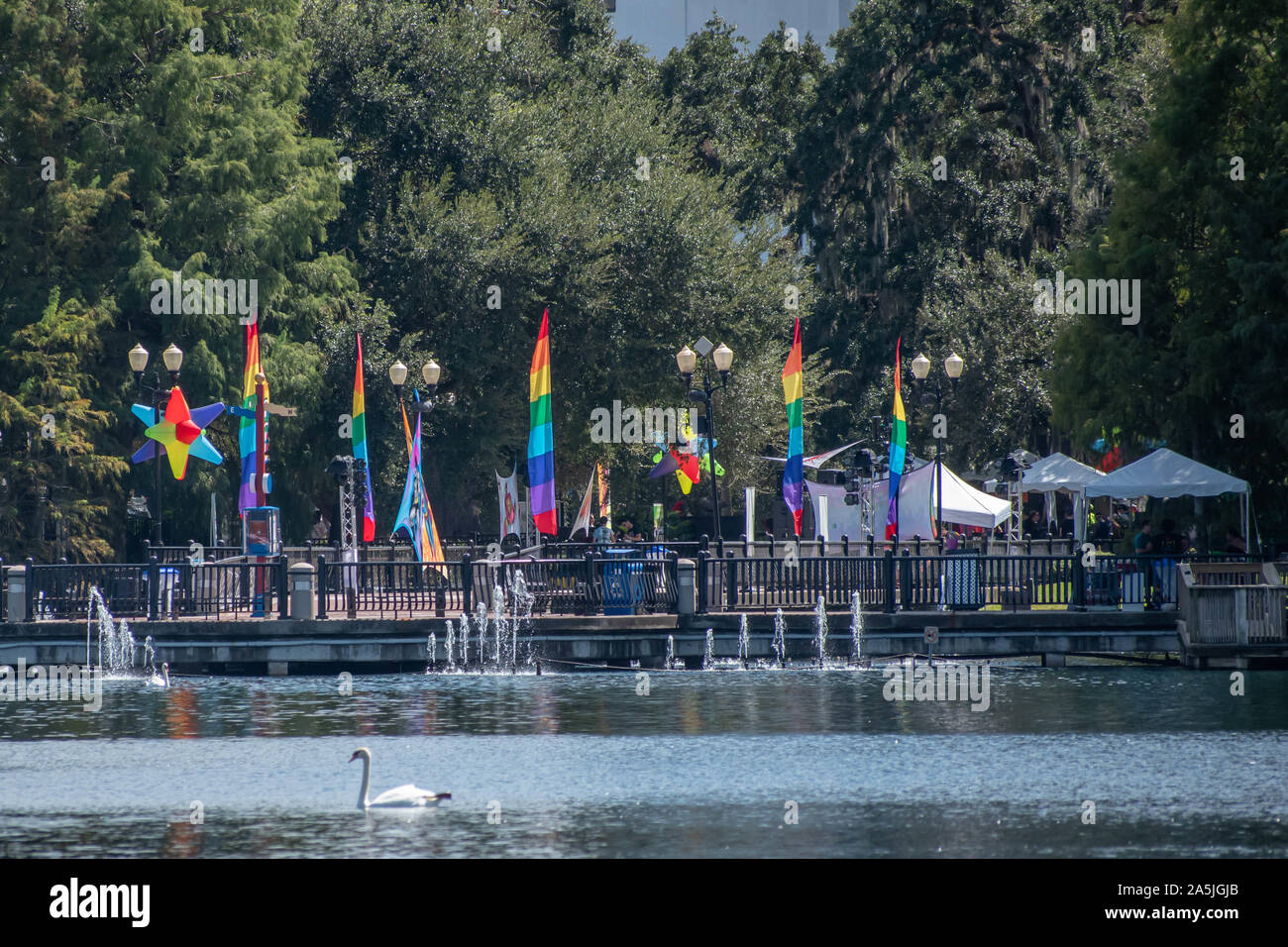 Orlando, Florida. Ottobre 12, 2019. Rainbow flag nel dock sul lato venuto fuori con orgoglio parata di Orlando a Lake Eola Park area in downtown area Foto Stock