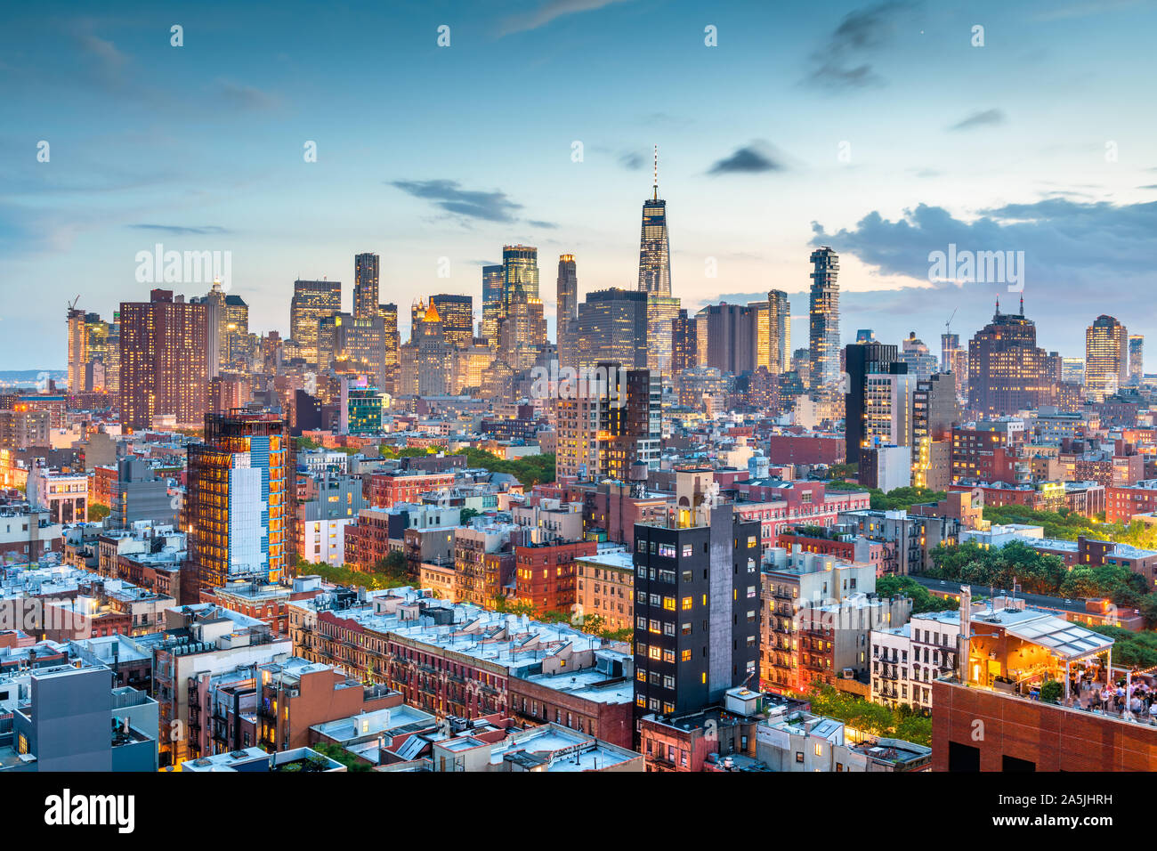 New York, New York, Stati Uniti d'America Financial District skyline da Lower East Side al crepuscolo. Foto Stock