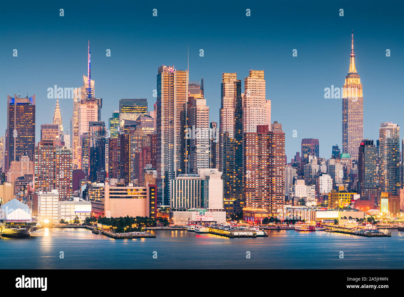 New York, New York, Stati Uniti d'America Midtown skyline di Manhattan sul fiume Hudson di notte. Foto Stock
