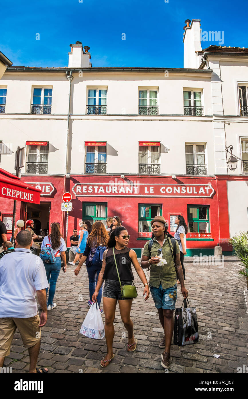 Scena di strada nella parte anteriore del Cafe Restaurant le consulat, quartiere di Montmartre Foto Stock