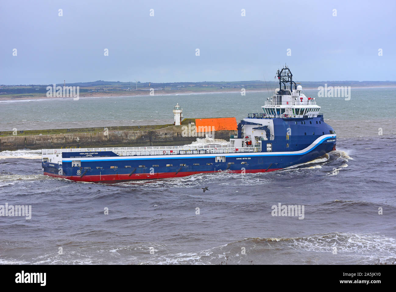 La nave Highland capotribù vela fuori da Aberdeen nel Mare del Nord. Foto Stock