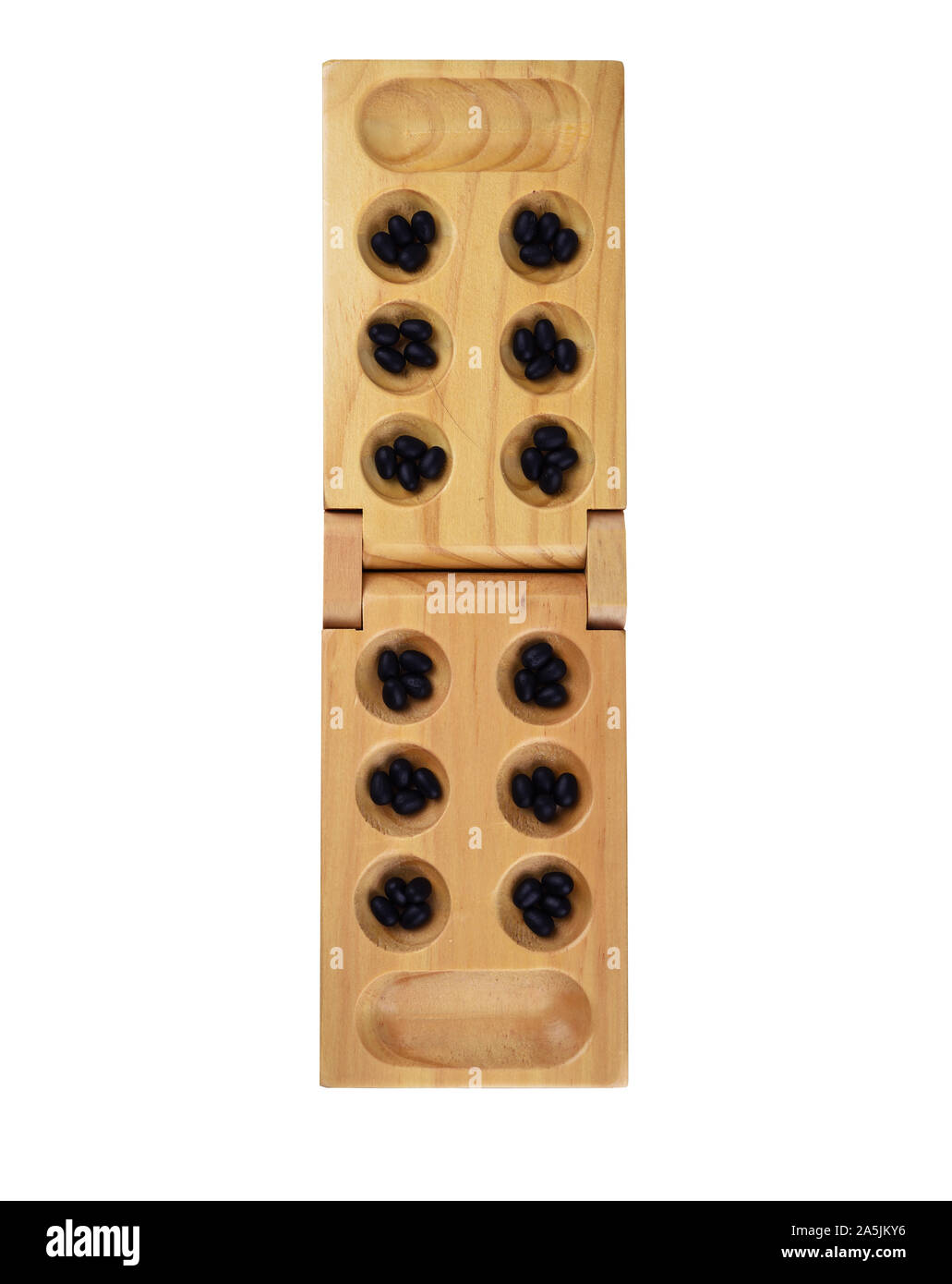 Pietre e legno scheda Piegatura per giocare a mancala. Foro pietre, la posizione di partenza del gioco. Il concetto di giochi da tavolo. Giochi da tavolo concetto. Foto Stock