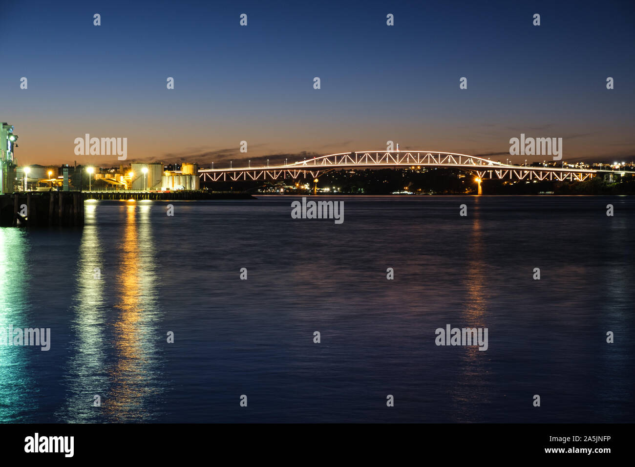 Auckland, Nuova Zelanda - 15 Aprile 2019: Auckland Harbour Bridge, il secondo più lungo ponte stradale in Nuova Zelanda. Vista notturna. Foto Stock