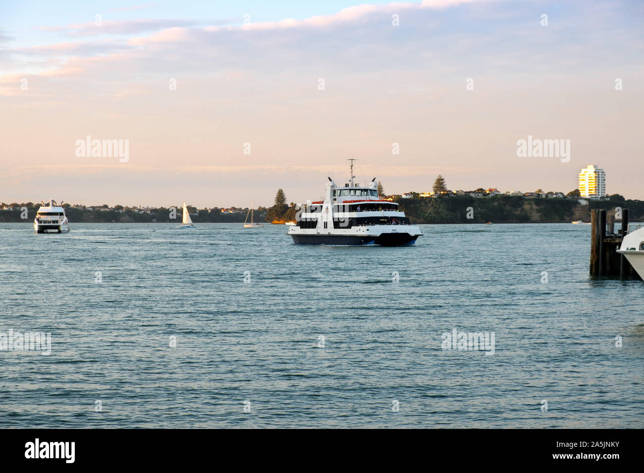 Auckland, Nuova Zelanda - 20 Aprile 2019: Fellers ferries voce per il vecchio Auckland Ferry Terminal. Foto Stock