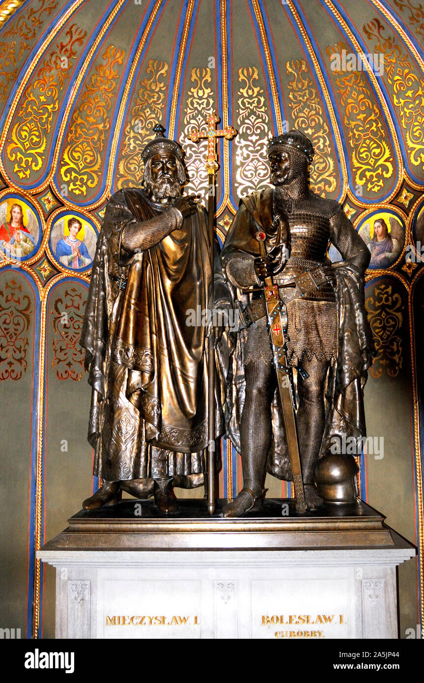 Poznan, Wielkopolska, Polonia. Cattedrale di Poznan. Cappella Dorata (19thC cappella esagonale progettato in stile bizantino) monumento di Mieszko I e Bo.. Foto Stock