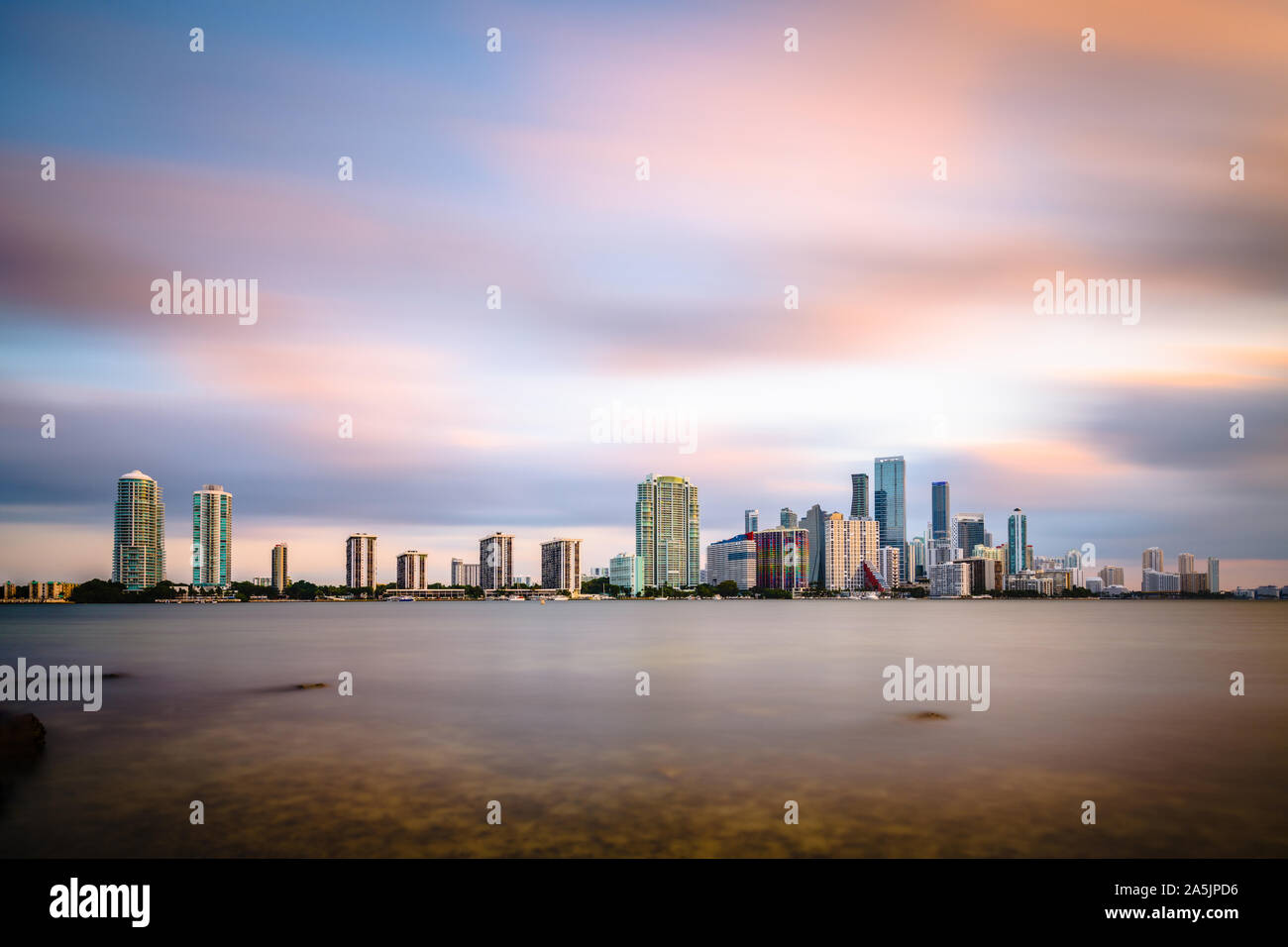 Miami, Florida, Stati Uniti d'America skyline del centro su Biscayne Bay in prima serata. Foto Stock